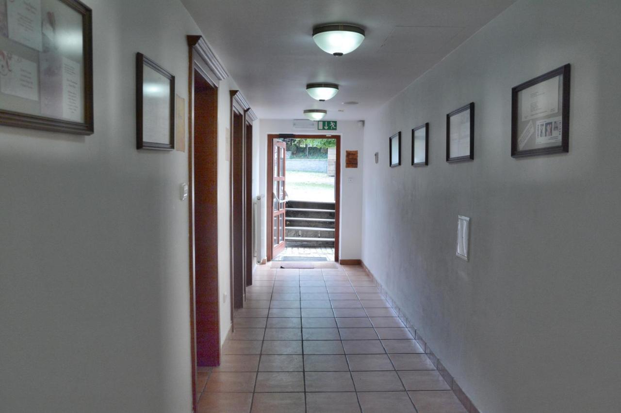 Kounicky Dvur Hotel Dolní Kounice Buitenkant foto