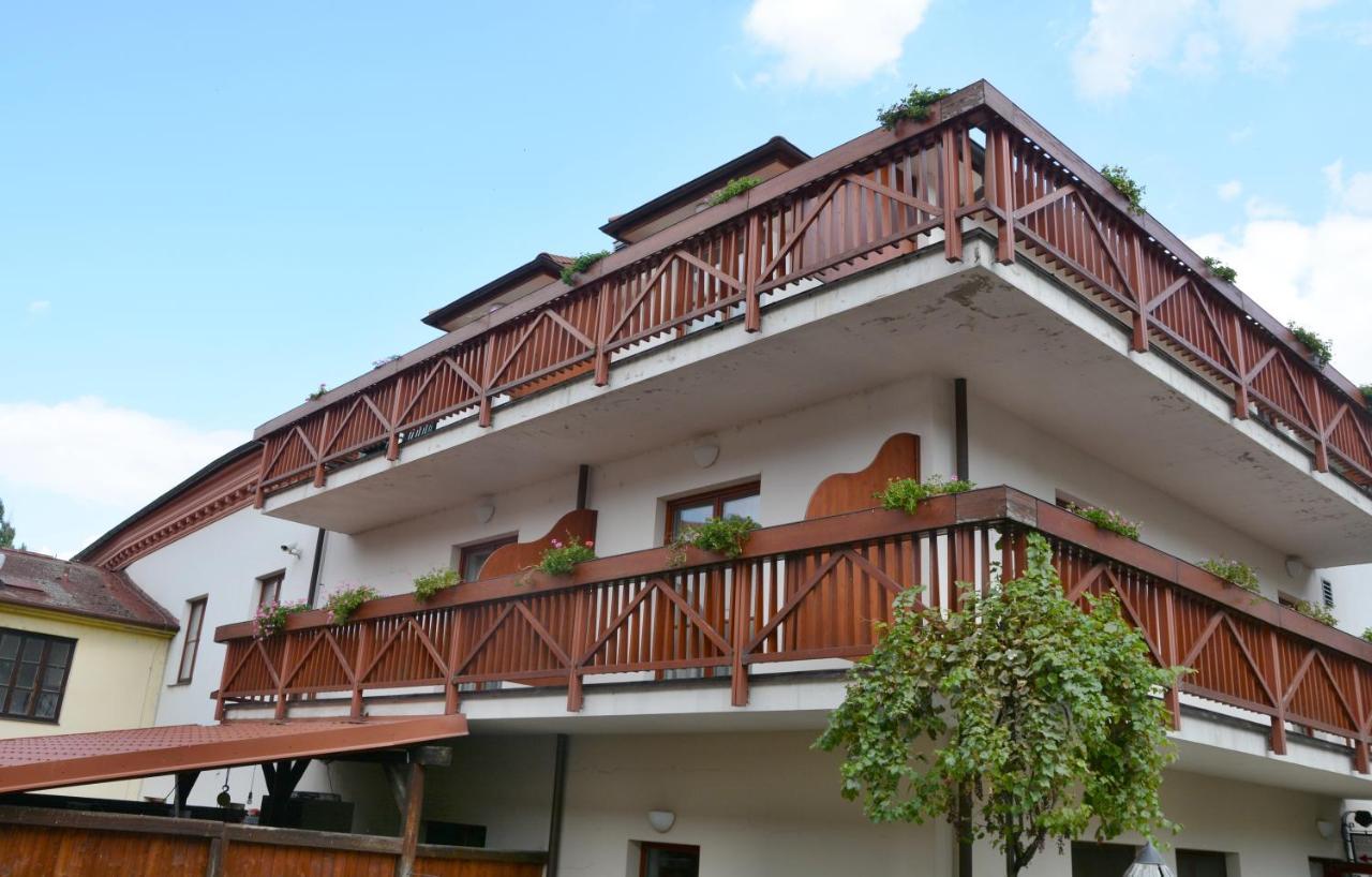 Kounicky Dvur Hotel Dolní Kounice Buitenkant foto