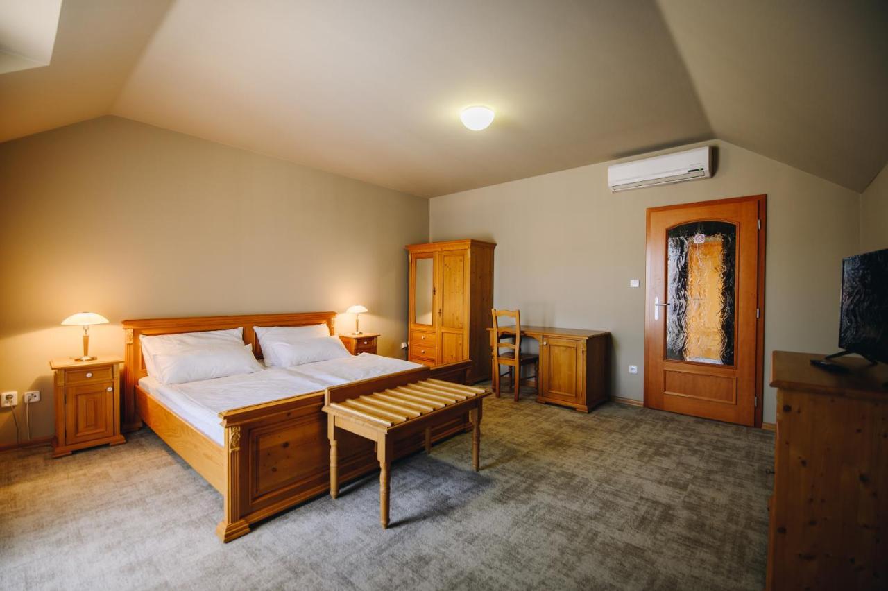 Kounicky Dvur Hotel Dolní Kounice Buitenkant foto