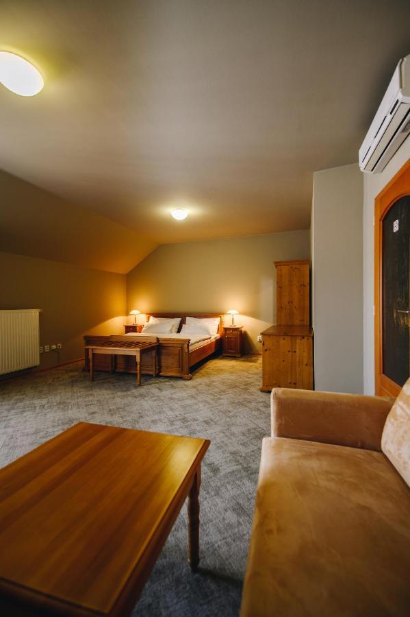 Kounicky Dvur Hotel Dolní Kounice Buitenkant foto