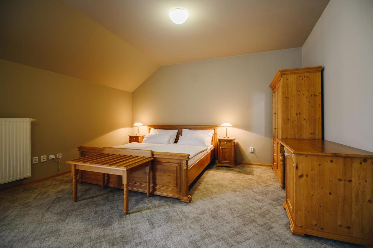 Kounicky Dvur Hotel Dolní Kounice Buitenkant foto